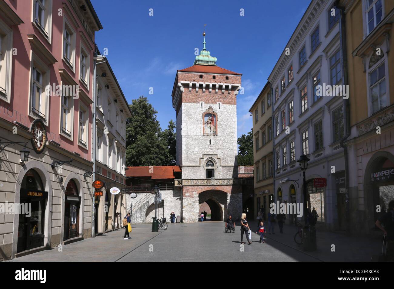 Krakau. Krakau. Polen. St. Florian`s Tor mit Turm, eines der noch erhaltenen mittelalterlichen Tore in Krakau alte Stadtmauer am Ende der Florianska Stree Stockfoto